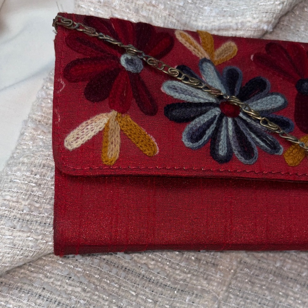 🛑SOLD🛑 Red Floral Embroidered Clutch with Chain Strap - Picture 3 of 11